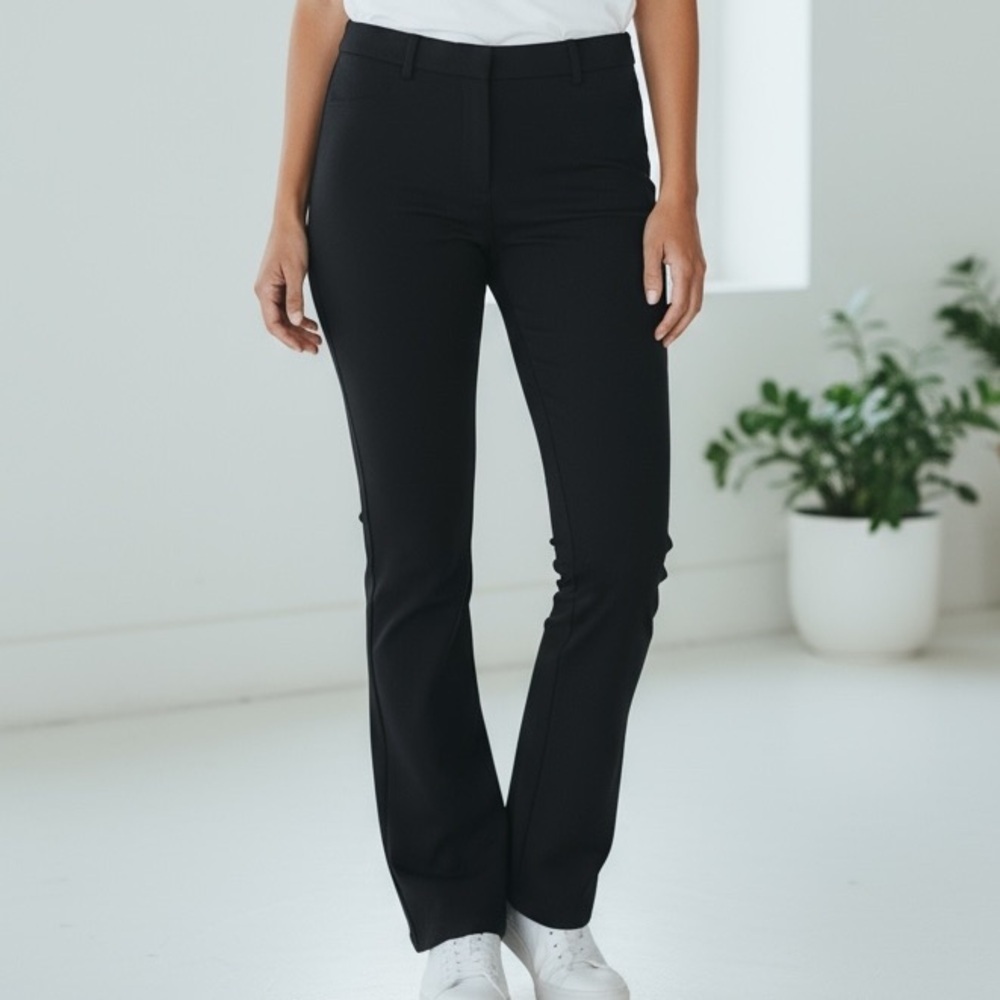 ALICE + OLIVIA Black Boot Cut trousers women’s size 8 in black slight flare pant